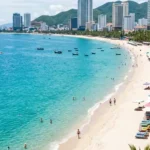 Bãi biển Nha Trang nước trong xanh - Thành phố biển Khánh Hòa
