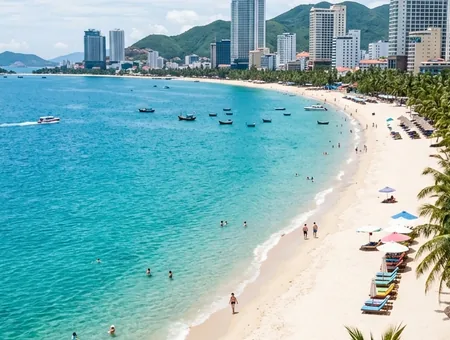 Bãi biển Nha Trang nước trong xanh