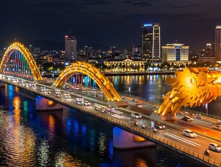 Cầu Rồng Đà Nẵng phun lửa ban đêm