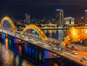 Cầu Rồng Đà Nẵng phun lửa ban đêm - Biểu tượng thành phố Đà Nẵng
